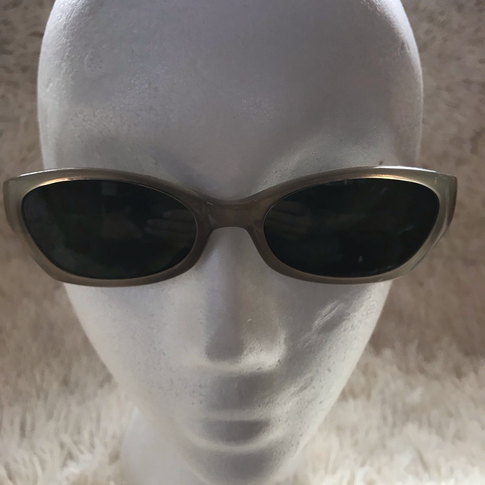 Kenneth Cole REACTION sunglasses. - Picture 3 of 5